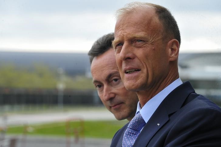 © Reuters. Fabrice Bregier, Airbus President and Chief Executive Officer and Tom Enders, Chief Executive Officer of Airbus Group, wait for Indian Prime Minister at the Airbus headquarters in Toulouse