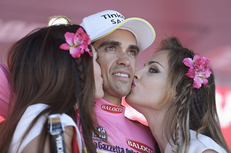 © Reuters. Contador aumenta su ventaja en el Giro, Gilbert se hace con la 18ª etapa