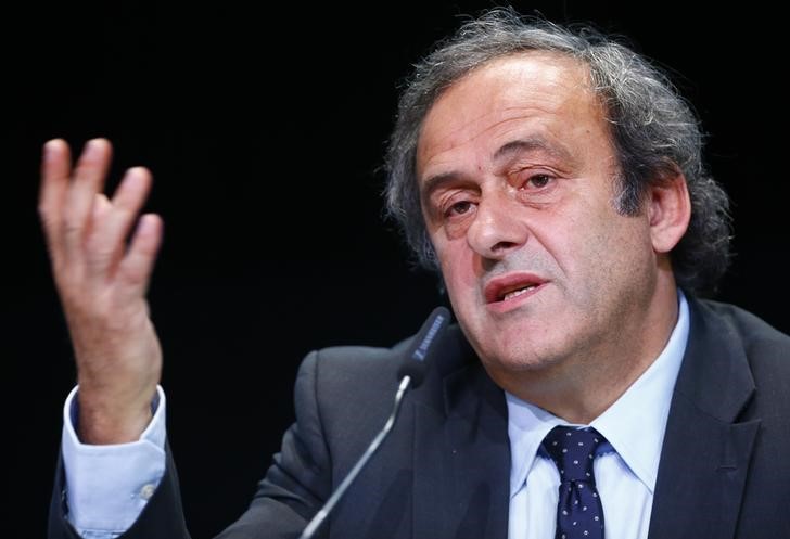 © Reuters. Platini dice que Blatter debe dimitir por el bien de la FIFA