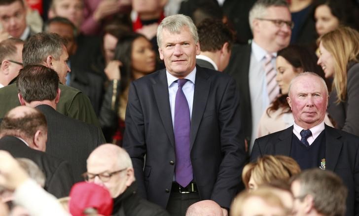 © Reuters. Ex-presidente-executivo do Manchester United assiste partida da equipe contra o Arsenal pelo Campeonato Inglês