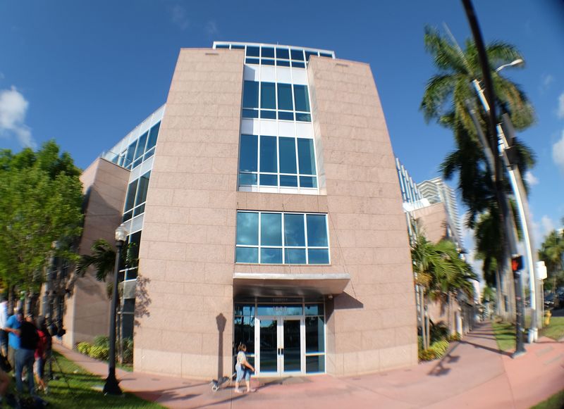 © Reuters. Prédio que abriga os escritórios da Concacaf durante busca realizada por agentes do FBI em Miami