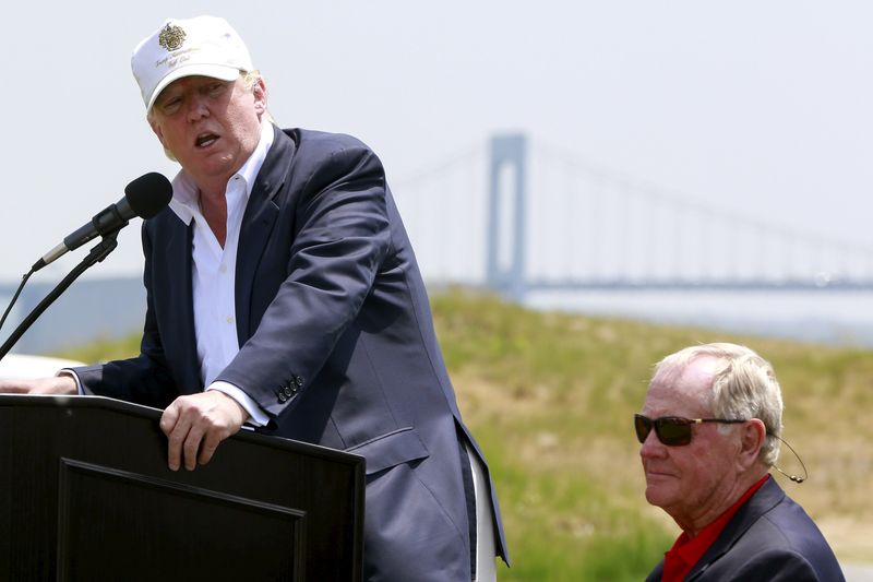 © Reuters. Donald Trump (L) speaks as golfer Jack Nicklaus looks on at the Trump Links at Ferry Point golf course in the Bronx borough of New York