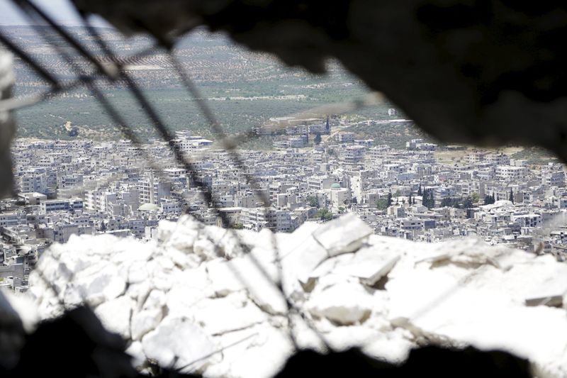 © Reuters. جماعات معارضة تزعم الاستيلاء على آخر مدينة في يد حكومة سوريا في ادلب