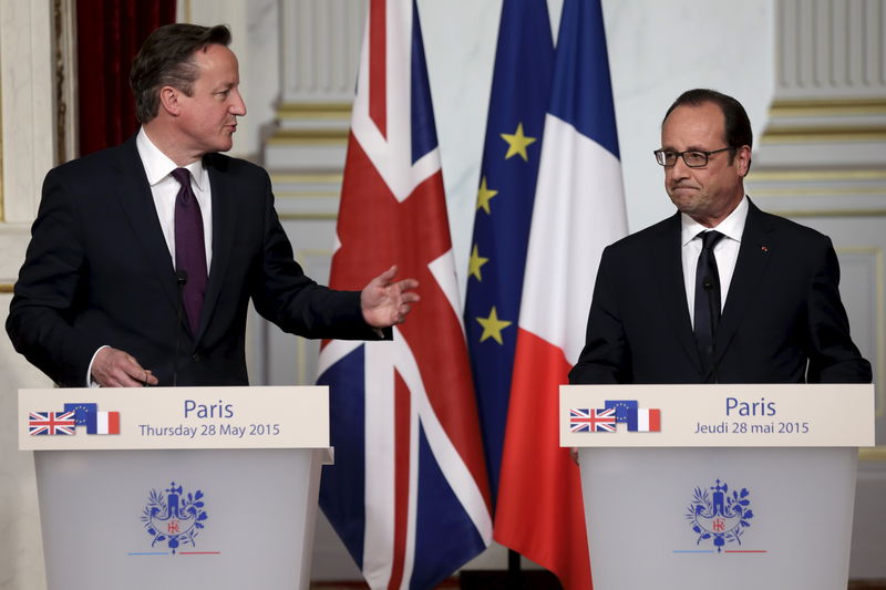 © Reuters. Hollande e Cameron concedem entrevista coletiva em Paris