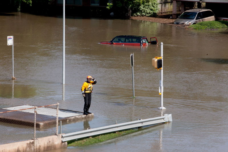© Reuters. Funcionário do resgate em Houston