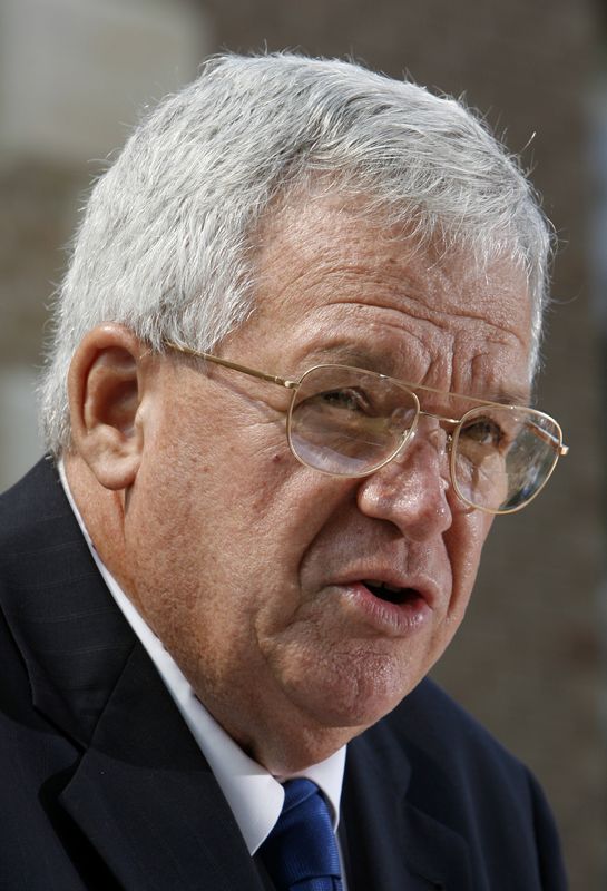 © Reuters. File photo of Dennis Hastert announcing that he will not seek another term in Congress in Yorkville Illinois