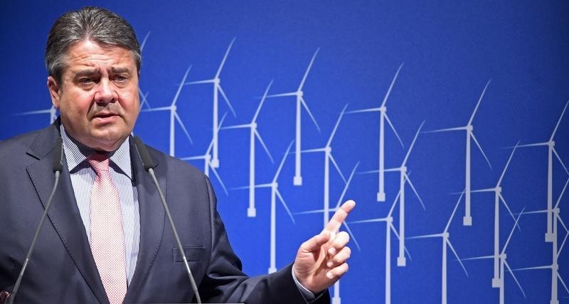 © Reuters. German Economy Minister Gabriel delivers speech during Dan Tysk offshore wind farm opening ceremony in Hamburg