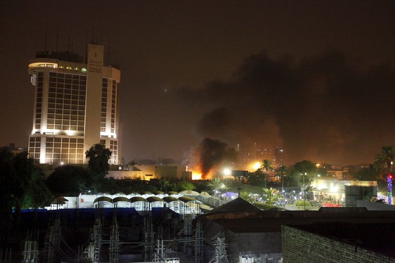 © Reuters. مقتل 10 على الاقل في تفجيرين خارج فندقين في بغداد