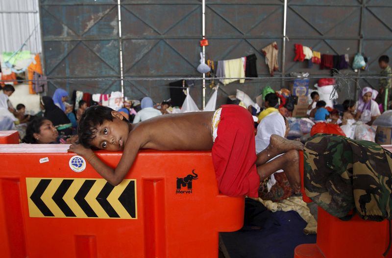 © Reuters. Uma criança rohingya, que recentemente chegou à Indonésia de barco, descansa num abrigo