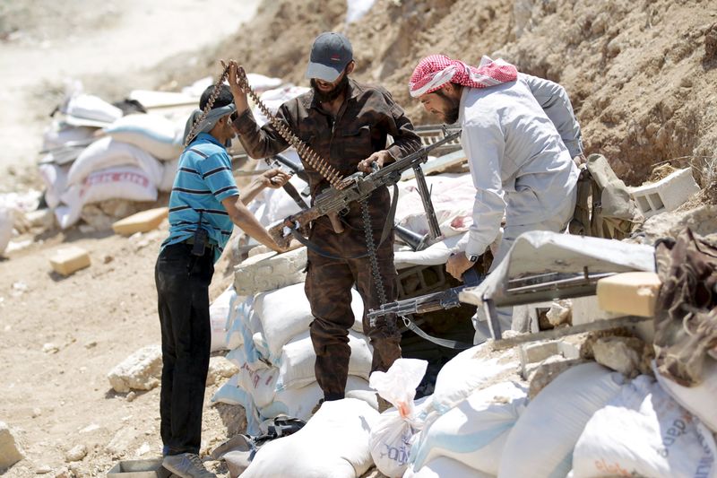 © Reuters. Rebeldes do Movimento Islâmico Ahrar al-Sham preparam armamento