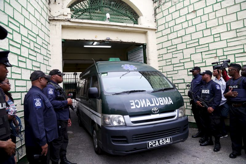 © Reuters. Ex-vice-presidente da Fifa Jack Warner deixa a prisão de Port of Spain de ambulância