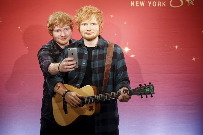 © Reuters. Musician Ed Sheeran takes a "selfie" with his wax figure at Madame Tussauds museum in the Manhattan borough of New York