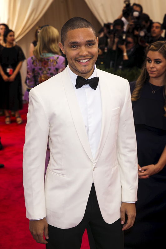 © Reuters. Television personality Trevor Noah arrives at the Metropolitan Museum of Art Costume Institute Gala 2015 celebrating the opening of "China: Through the Looking Glass," in Manhattan, New York