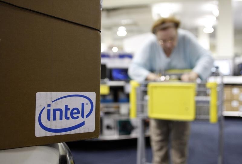 © Reuters. The Intel logo is advertised on the side of a computer box as a customer pushes a shopping cart at an electronic store in Phoenix, Arizona