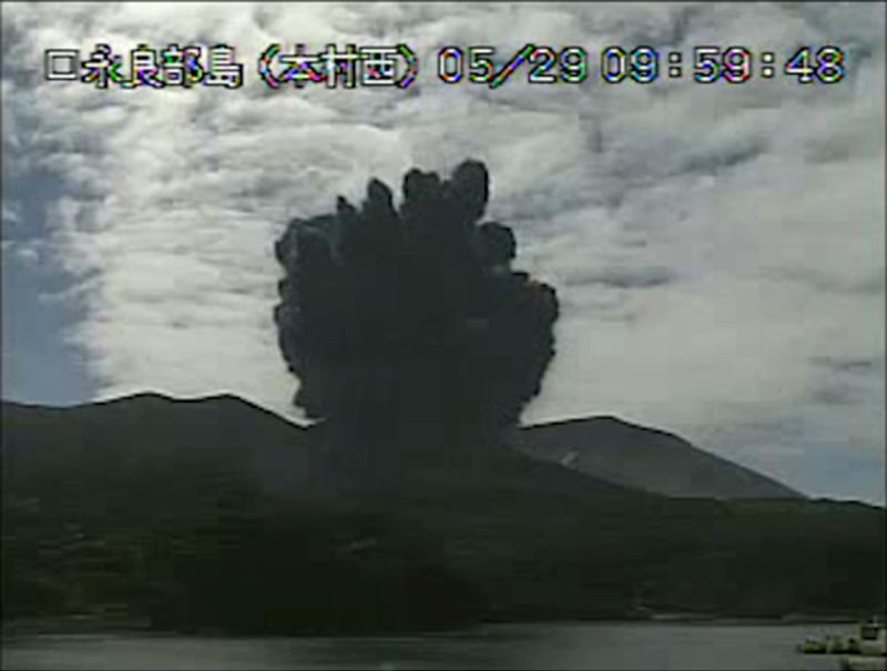 © Reuters. A video grab from the Japan Meteorological Agency's live camera image shows an eruption of Mount Shindake on Kuchinoerabujima island,Japan