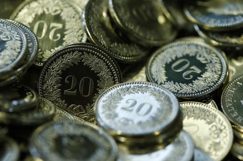 © Reuters. Newly minted Swiss Franc twenty cent coins are seen at Swissmint in Bern