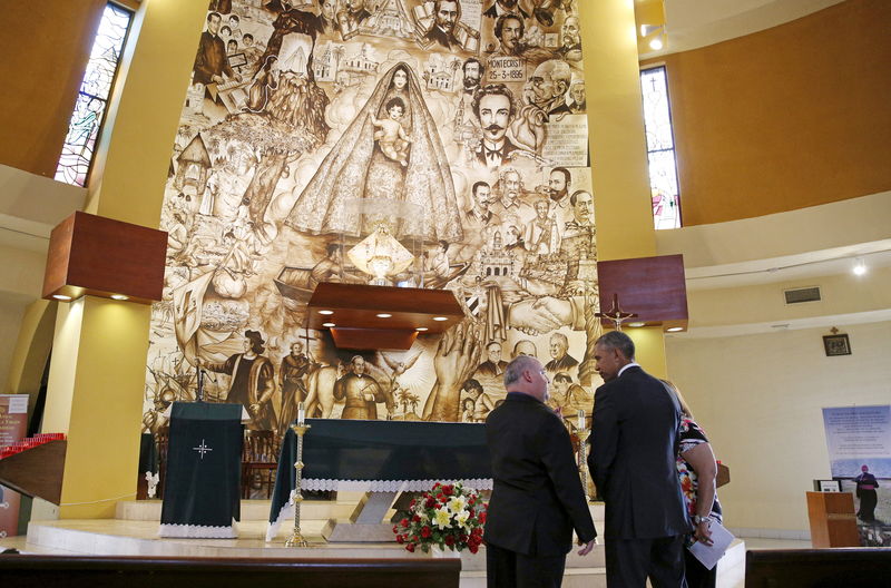 © Reuters.  Obama visita una ermita en Miami en un gesto a comunidad cubano-estadounidense