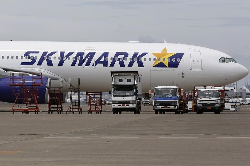© Reuters. A Skymark Airlines Inc's airplane is parked at Haneda airport in Tokyo