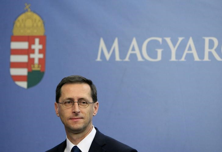 © Reuters. Hungary's Economy Minister Varga holds a news conference in Budapest