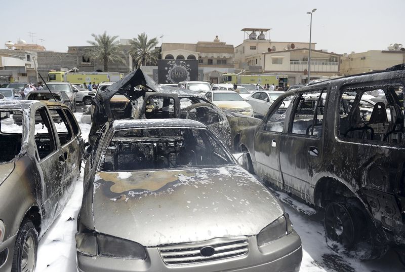 © Reuters. Damaged cars are seen after a car exploded near a Shi'ite mosque in Saudi Arabia's Dammam 