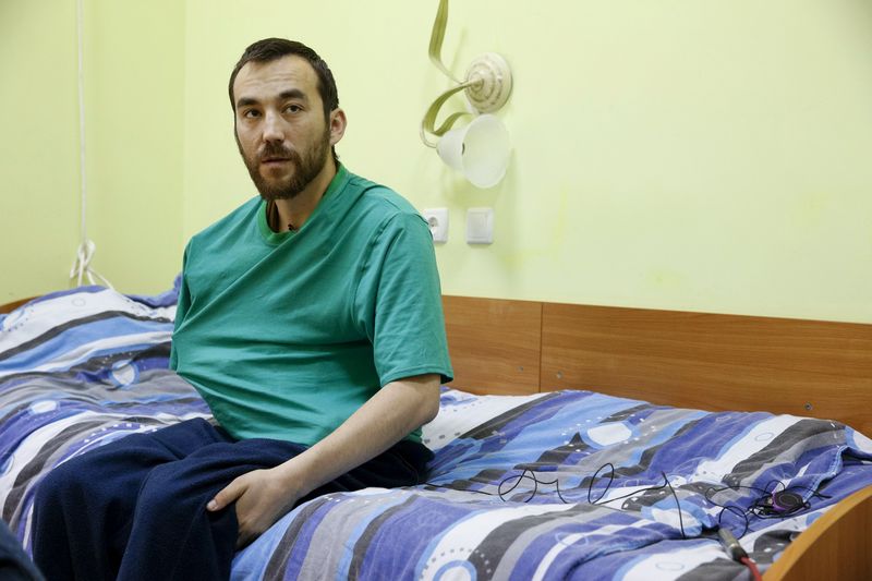 © Reuters. A man, according to Ukraine's state security service (SBU) is named Yevgeny Yerofeyev and is one of two Russian servicemen recently detained by Ukrainian forces, speaks during an interview with Reuters at a hospital in Kiev