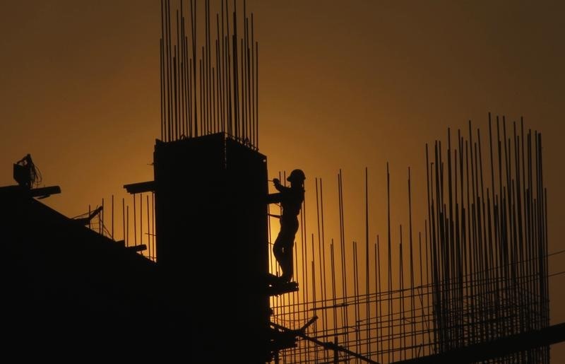 © Reuters. Un operaio al lavoro in un cantiere