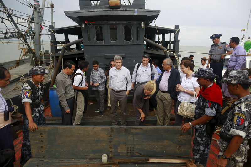 © Reuters. بحرية ميانمار تحتجز قاربا به 727 مهاجرا غير شرعي