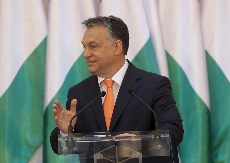 © Reuters. Hungarian Prime Minister Orban gestures during his state-of-the-nation speech in Budapest