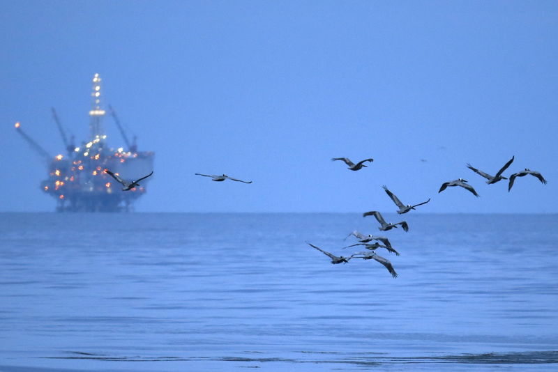 © Reuters. Нефтедобывающая платформа у побережья Калифорнии