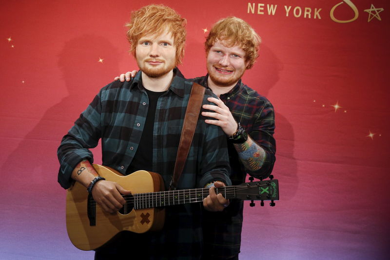 © Reuters. Músico Ed Sheeran e sua estátua de cera no museu Madame Tussauds, em Nova York