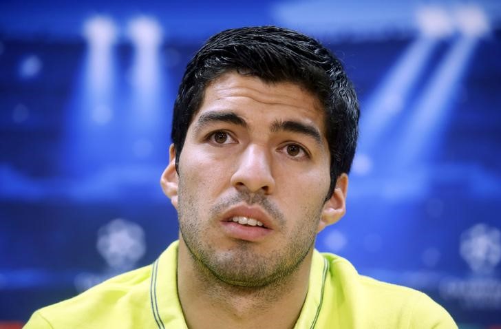 © Reuters. Barcelona's player Luis Suarez attends a news conference at Joan Gamper training camp