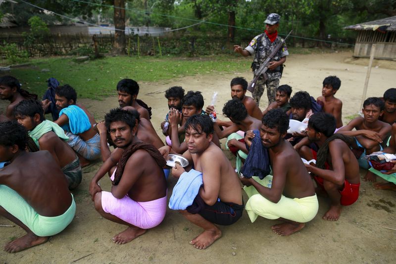 © Reuters. Refugiados de Bangladesh em acampamento provisório em Mianmar