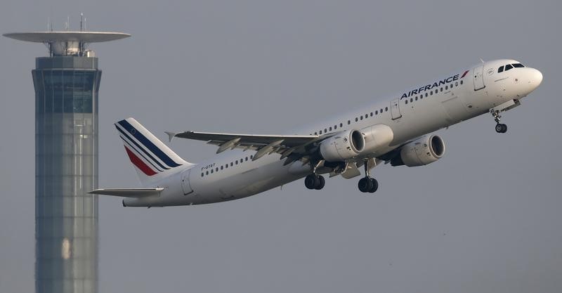 © Reuters. An Air France aircraft takes-off at the Charles-de-Gaulle airport near Paris