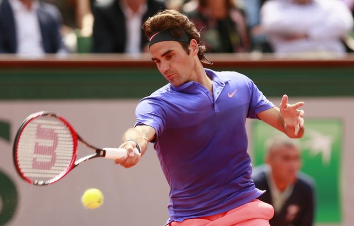 © Reuters. Federer continúa su progreso y avanza a octavos en París