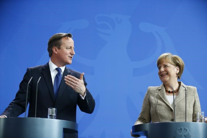 © Reuters. German Chancellor Merkel and Britian's Prime Minister Cameron address news conference in Berlin