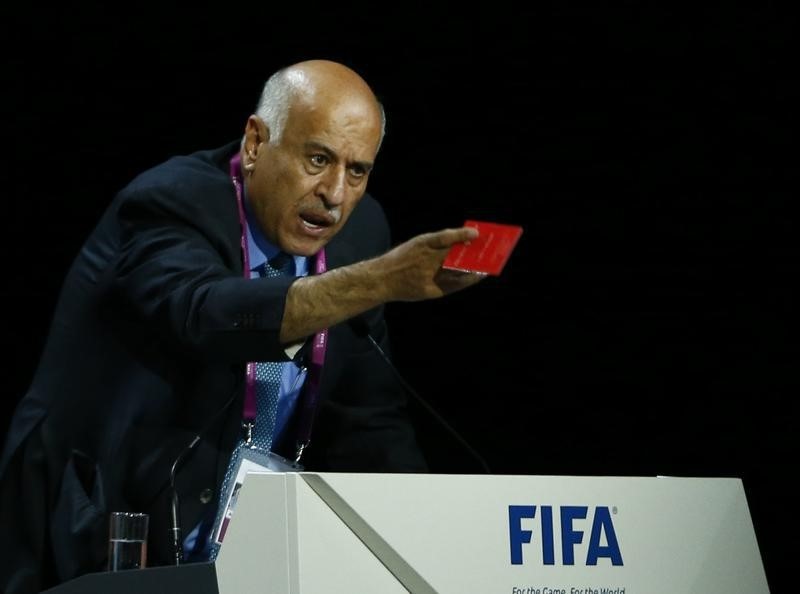 © Reuters. Presidente da Associação de Futebol Palestina, Jibril Al Rajoub, gesticula com um cartão vermelho durante discurso no congresso da Fifa, em Zurique