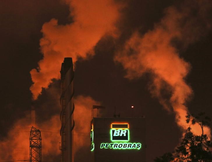 © Reuters. Logo da Petrobras visto em refinaria em Cubatão