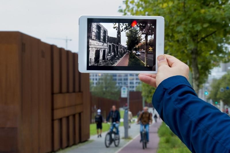 © Reuters. O desenvolvedor Robin von Hardenberg demonstra um app de realidade aumentada em Berlim