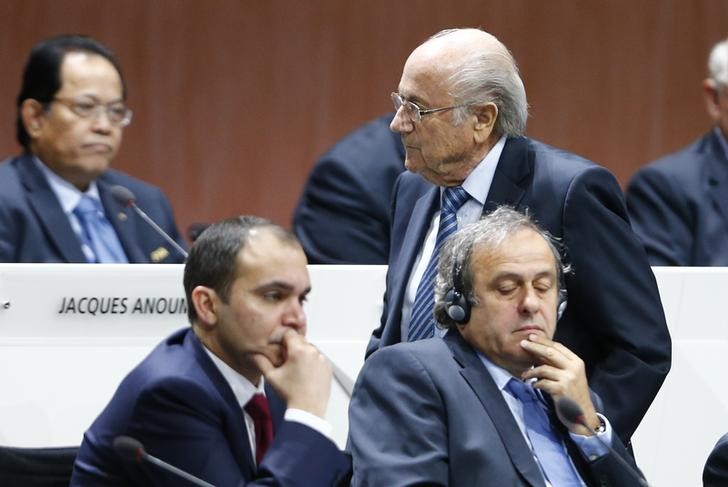 © Reuters. Presidente da Fifa, Joseph Blatter, passa pelo presidente da Uefa, Michel Platini, e o candidato à Presidência da Fifa Ali Hussein (esquerda), no Congreso da Fifa em Zurique