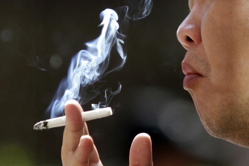 © Reuters. Los fumadores son más propensos a pensar que el cáncer es una sentencia de muerte
