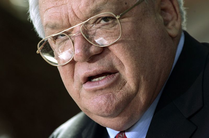 © Reuters. File photo of House Speaker Dennis Hastert speaking during a news conference in Batavia Illinois