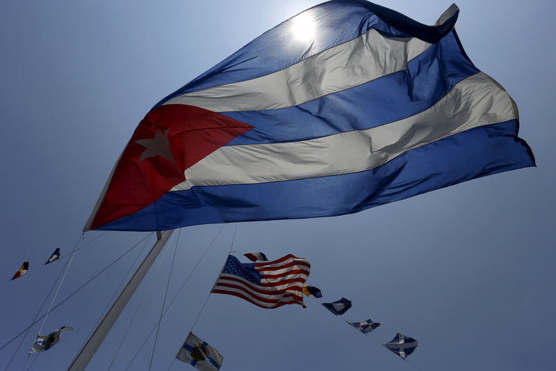 © Reuters. Bandeiras de Cuba e dos Estados Unidos na Marina Hemingway