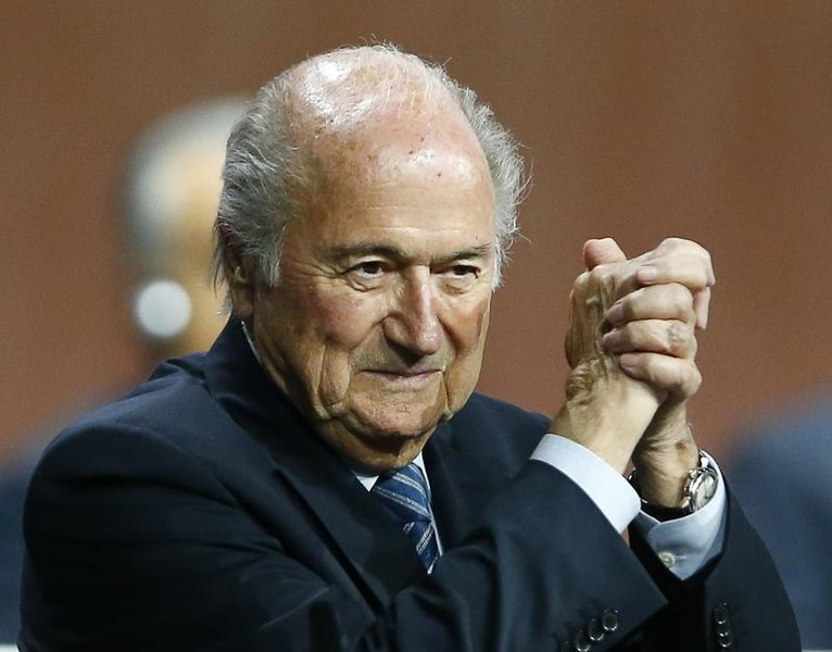 © Reuters. Presidente da Fifa Joseph Blatter comemora vitória em eleição