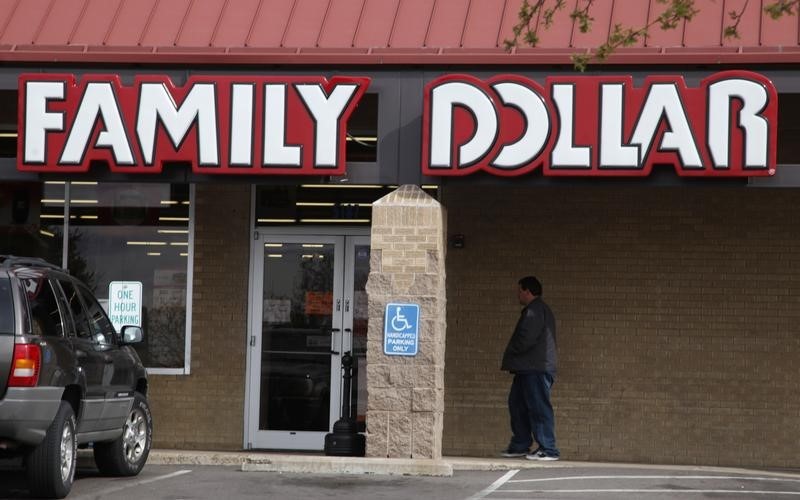 © Reuters. A man walks to the Family Dollar store in Westminster