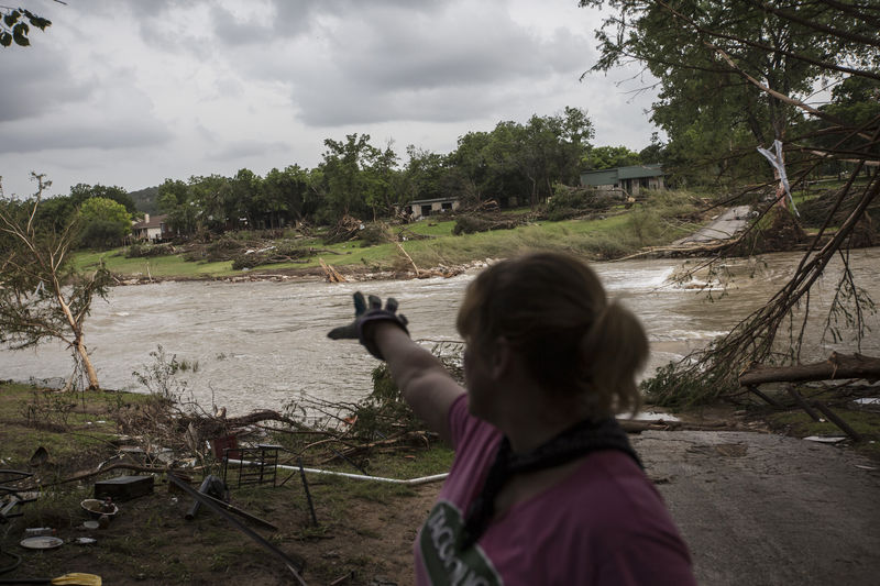 © Reuters. Amy Gilmour mostra o rio Blanco em Wimberley, no Texas, Estados Unidos, nesta semana