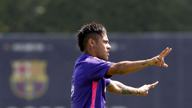 © Reuters. Neymar participa de treino do Barcelona 