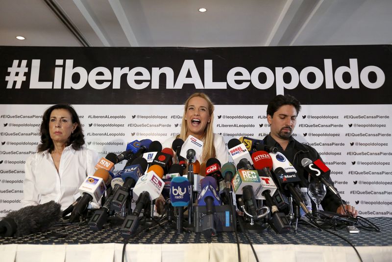 © Reuters. Lilian Tintori (c), mulher do líder da oposição venezuelana Leopoldo López, concede entrevista