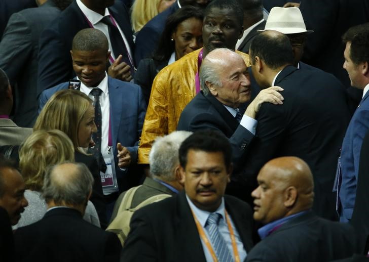 © Reuters. Blatter é cumprimentado após vencer eleição na Fifa