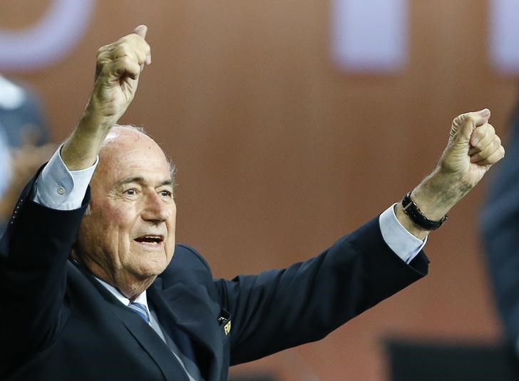 © Reuters. Presidente da Fifa, Joseph Blatter, comemora ao ser reeleito