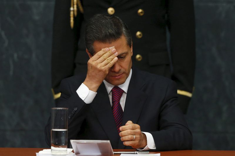 © Reuters. Mexico's President Pena Nieto gestures during an investment announcement from brewer Grupo Modelo in Merida in Yucatan state, at Los Pinos Presidential house in Mexico City